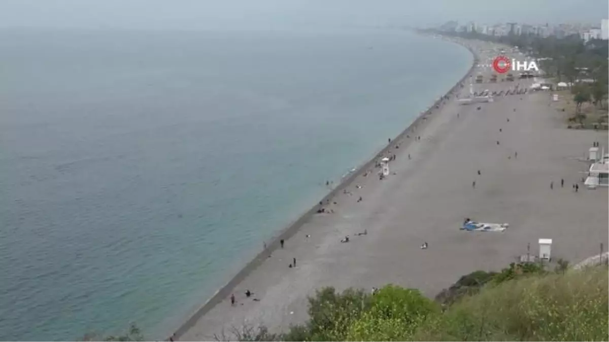 Antalya\'nın dünyaca ünlü sahilinde bayram yoğunluğu