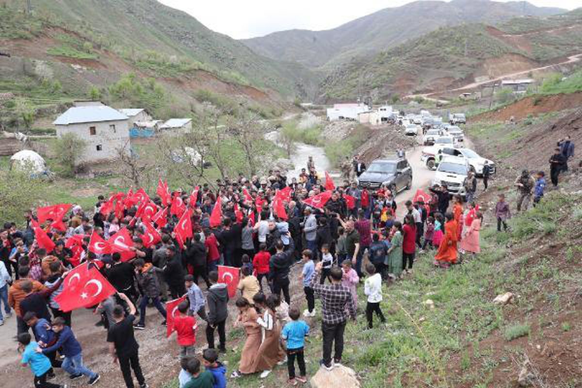 Bakan Soylu, Şemdinli Üzümkıran köyü sakinlerini Cumhurbaşkanı Erdoğan'la telefonda görüştürdü