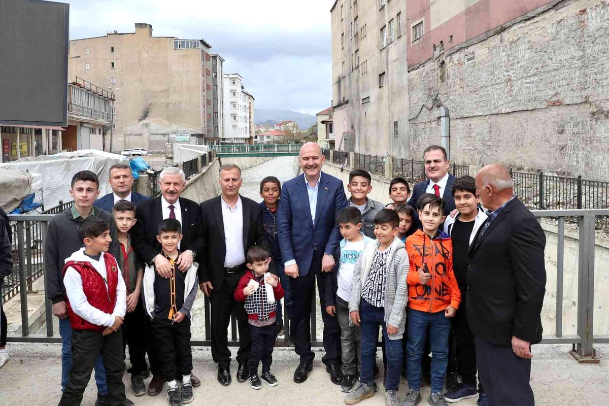 Bakan Soylu Yüksekova\'da vatandaşlarla bayramlaştı