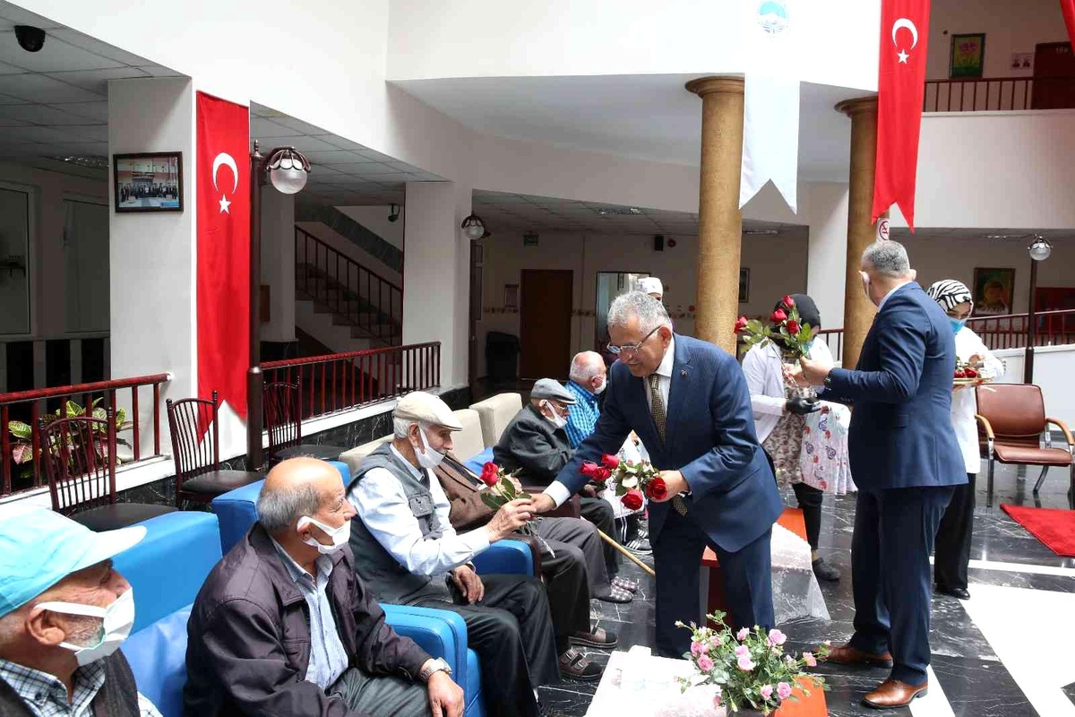 Başkan Büyükkılıç\'tan huzurevine bayram ziyareti