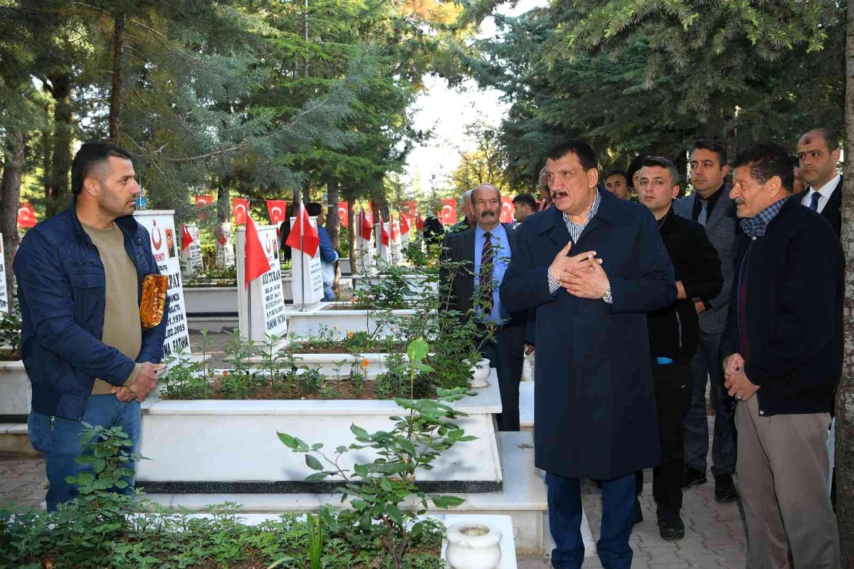 Başkan Gürkan\'dan şehitlik ziyareti