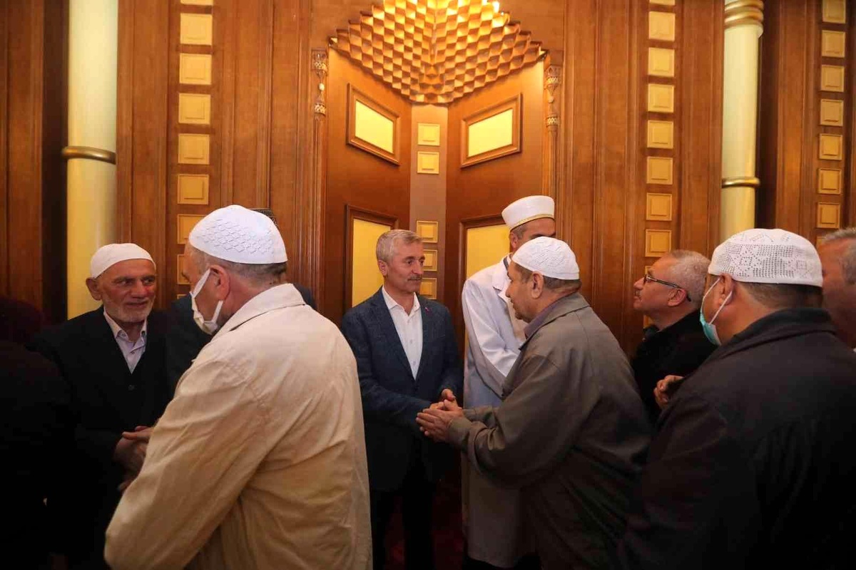 Başkan Tahmazoğlu vatandaşlarla bayram namazında bir araya geldi