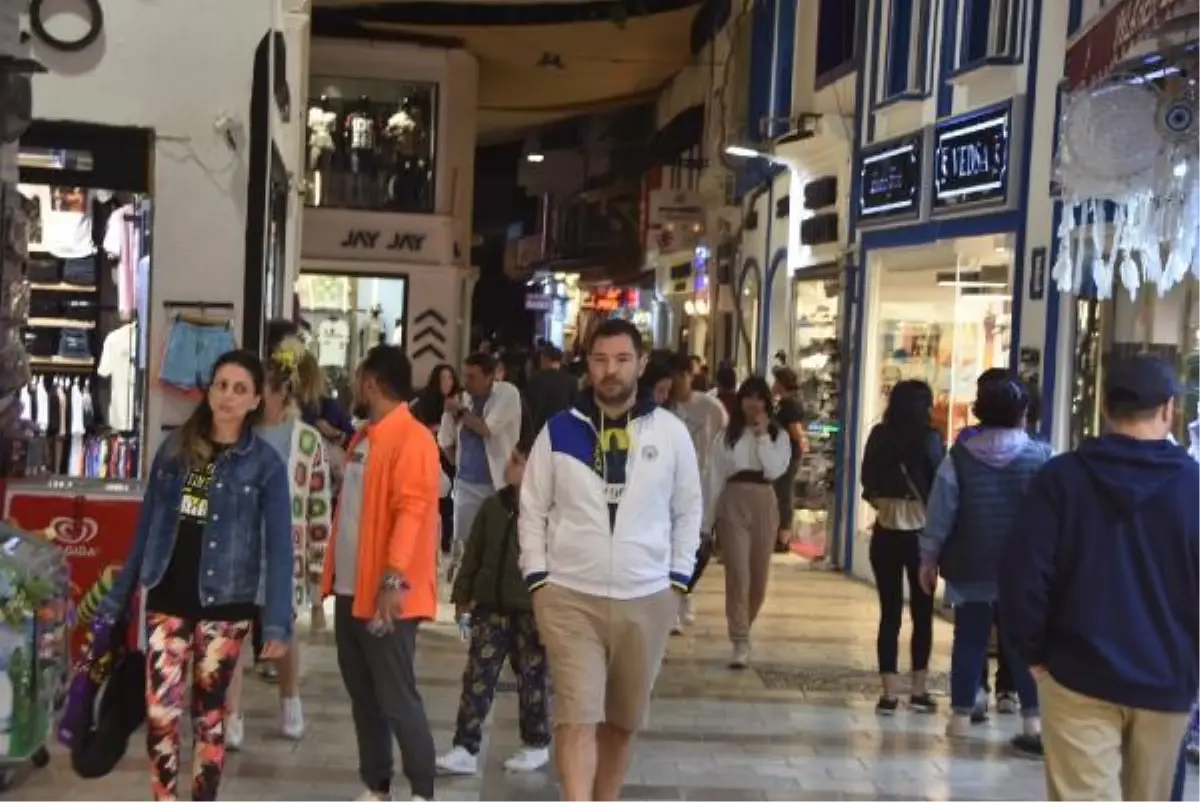 BAYRAM GECESİ BODRUM\'DA CADDE VE SOKAKLARDA TURİST YOĞUNLUĞU YAŞANDI