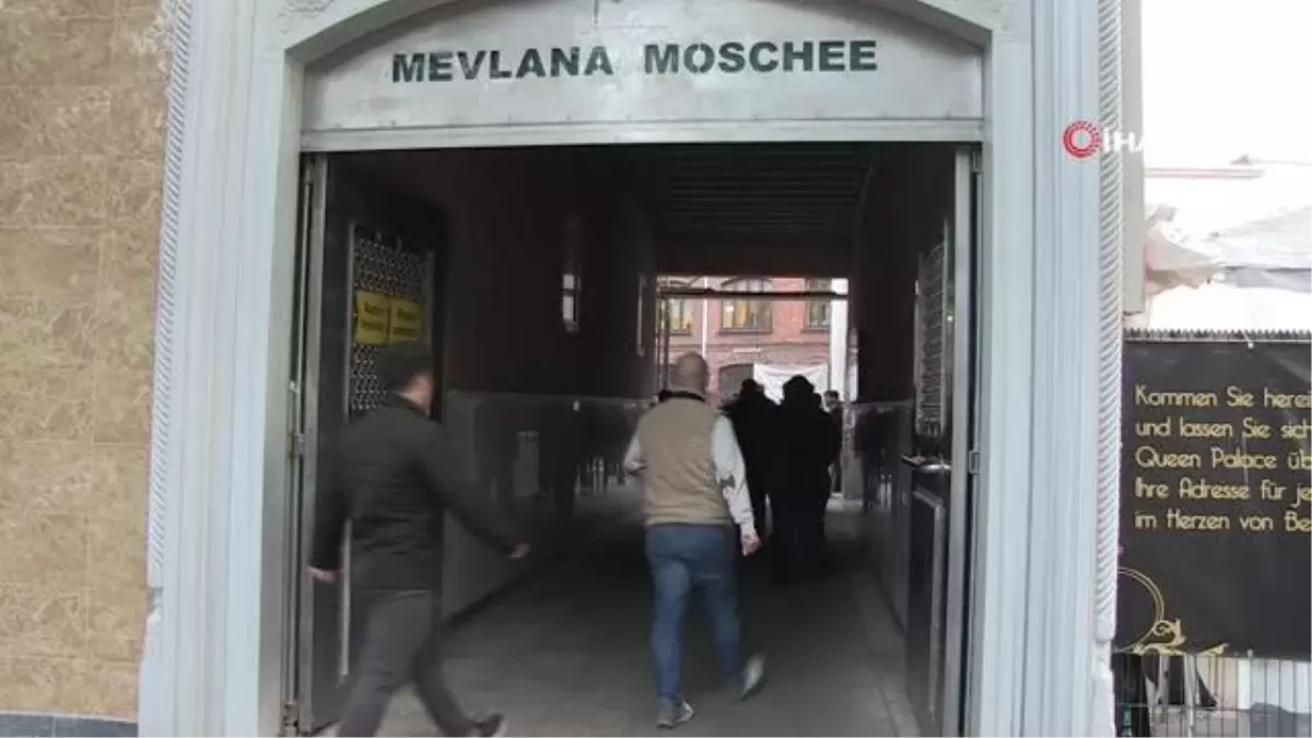 Berlin'de bayram namazı kılındıAlmanya'da 2 bin 800 cami ve mescit bayram namazı için doldu taştı