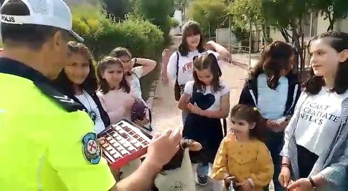Son dakika haber: Bölge trafik polis ekipleri çocukların bayramını kutladı