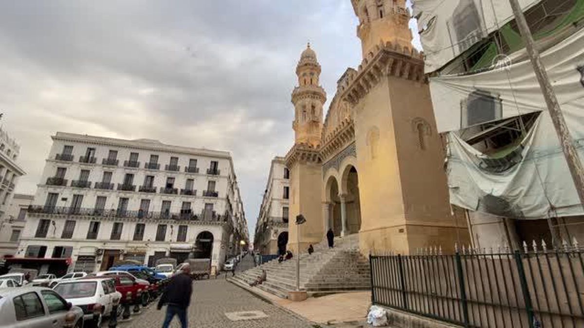 Cezayir'deki camilerde Mescid-i Aksa'ya destek çağrıları yapıldı