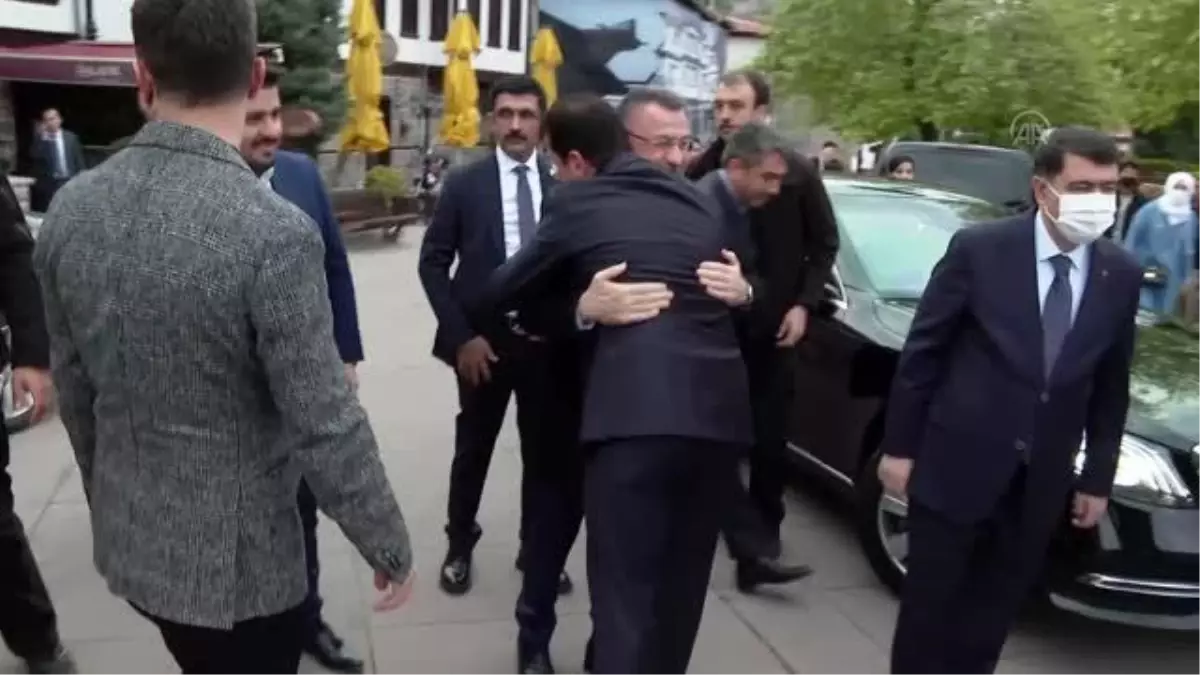 Cumhurbaşkanı Yardımcısı Oktay, bayram namazını Hacı Bayram Veli Camisi'nde kıldı