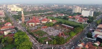 (DRONE) Endonezya'da binlerce kişi bayram namazını kıldı