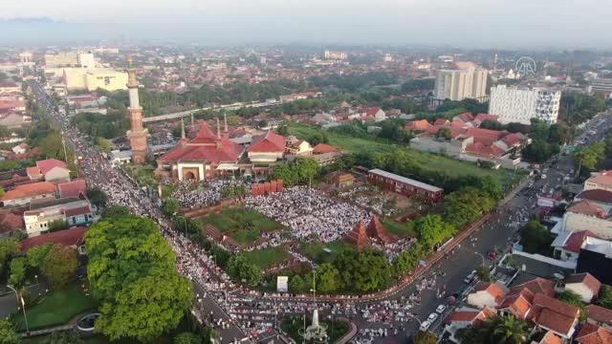 (DRONE) Endonezya'da binlerce kişi bayram namazını kıldı