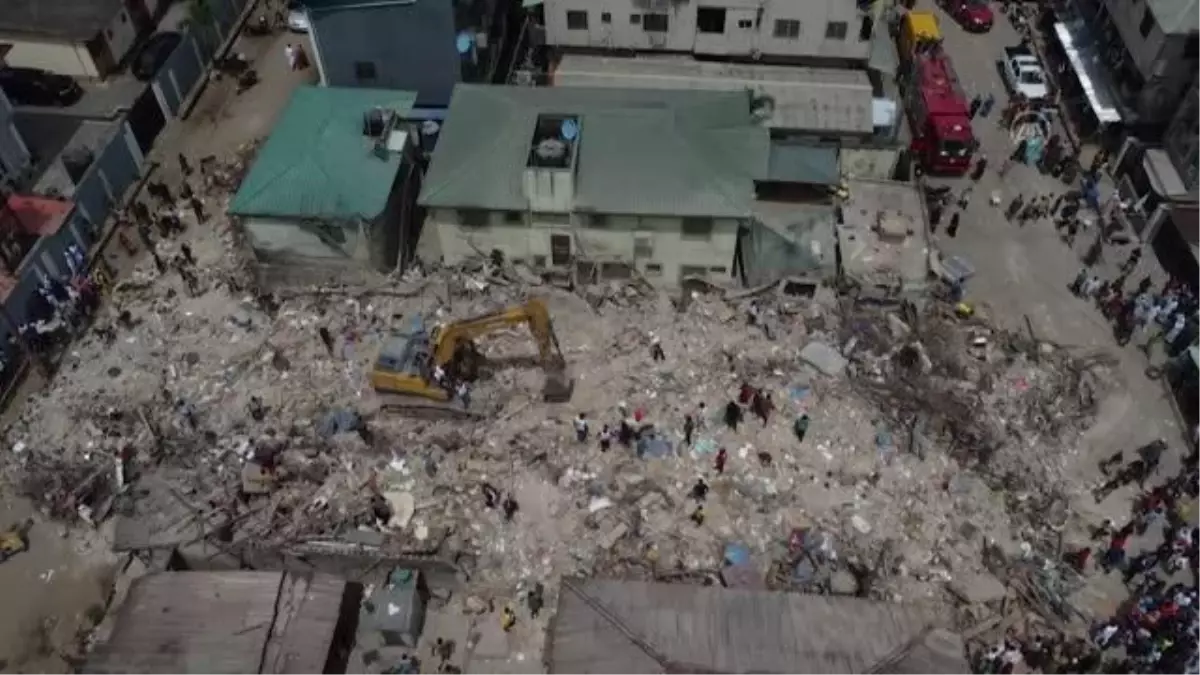 (DRONE) Nijerya\'da 3 katlı bina çöktü: 8 ölü