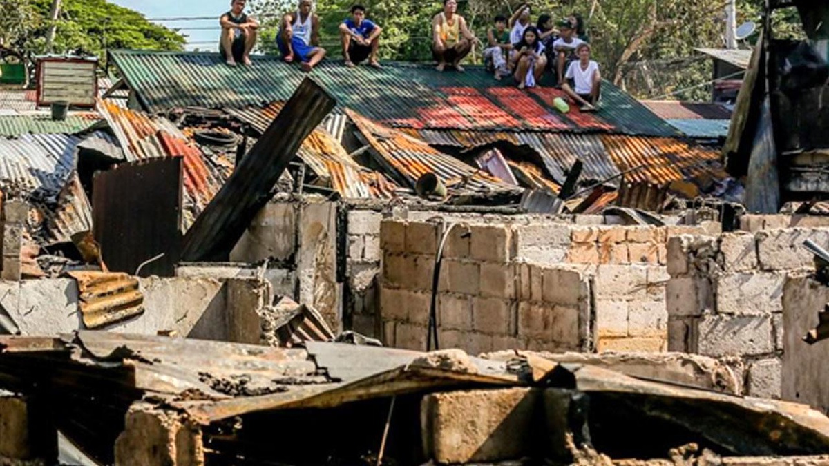 Filipinler\'de Çıkan Yangında 8 Kişi Hayatını Kaybetti