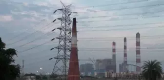 Hindistan'da yolcu trenlerinin seferleri elektrik santrallerine kömür taşımak için iptal edildi