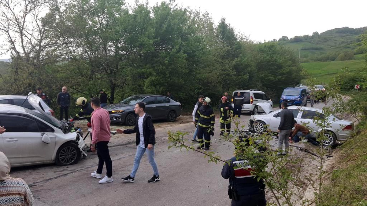 Son dakika haberi! İki otomobil kafa kafaya çarpıştı: 2 yaralı