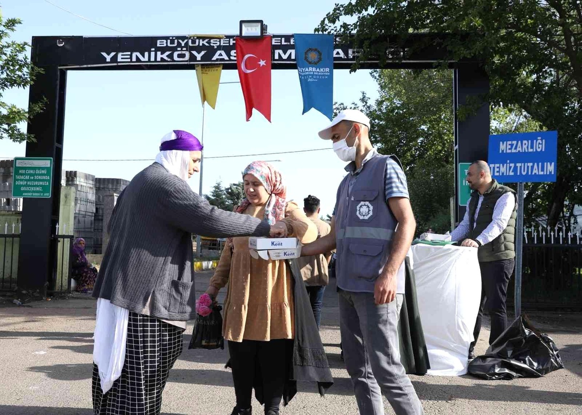 Kabir ziyareti yapan vatandaşlara şeker ve lokum ikramı