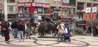 Kadıköy'de restorasyonu tamamlanan boğa heykeli açıldı