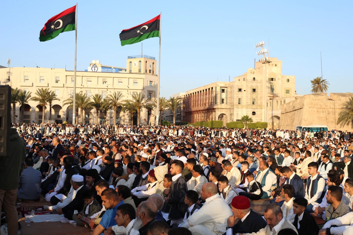 Libyalılar bayram namazını geleneksel kıyafetleriyle kıldı