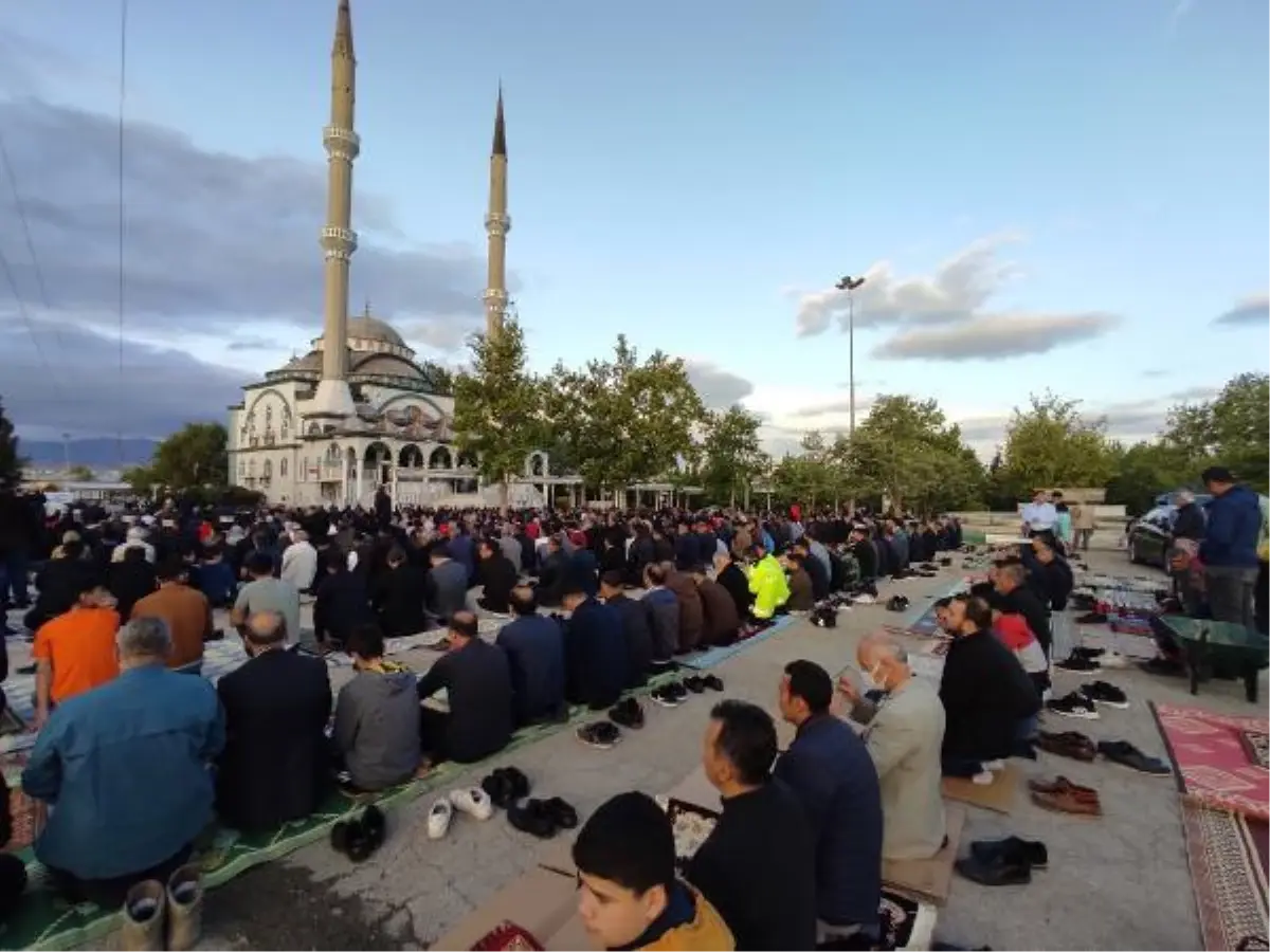 MALATYA'DA NAMAZ SONRASI ŞEHİTLİKTE BURUK BAYRAM
