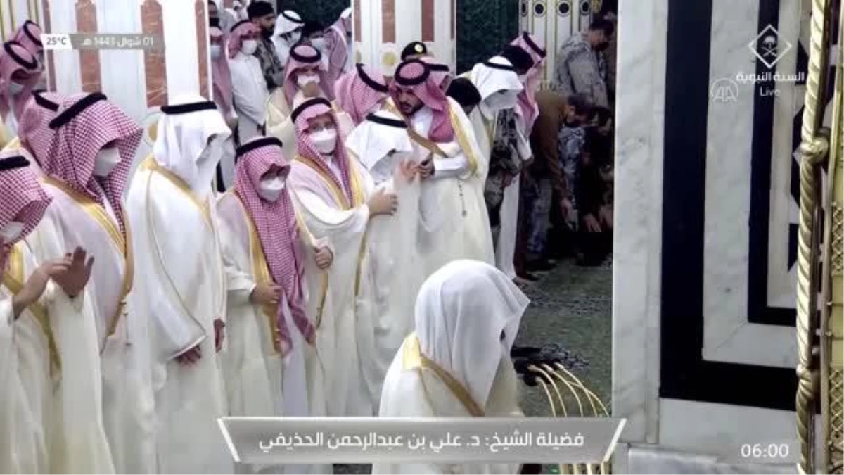 Medine\'de Ramazan Bayramı Namazı kılındı
