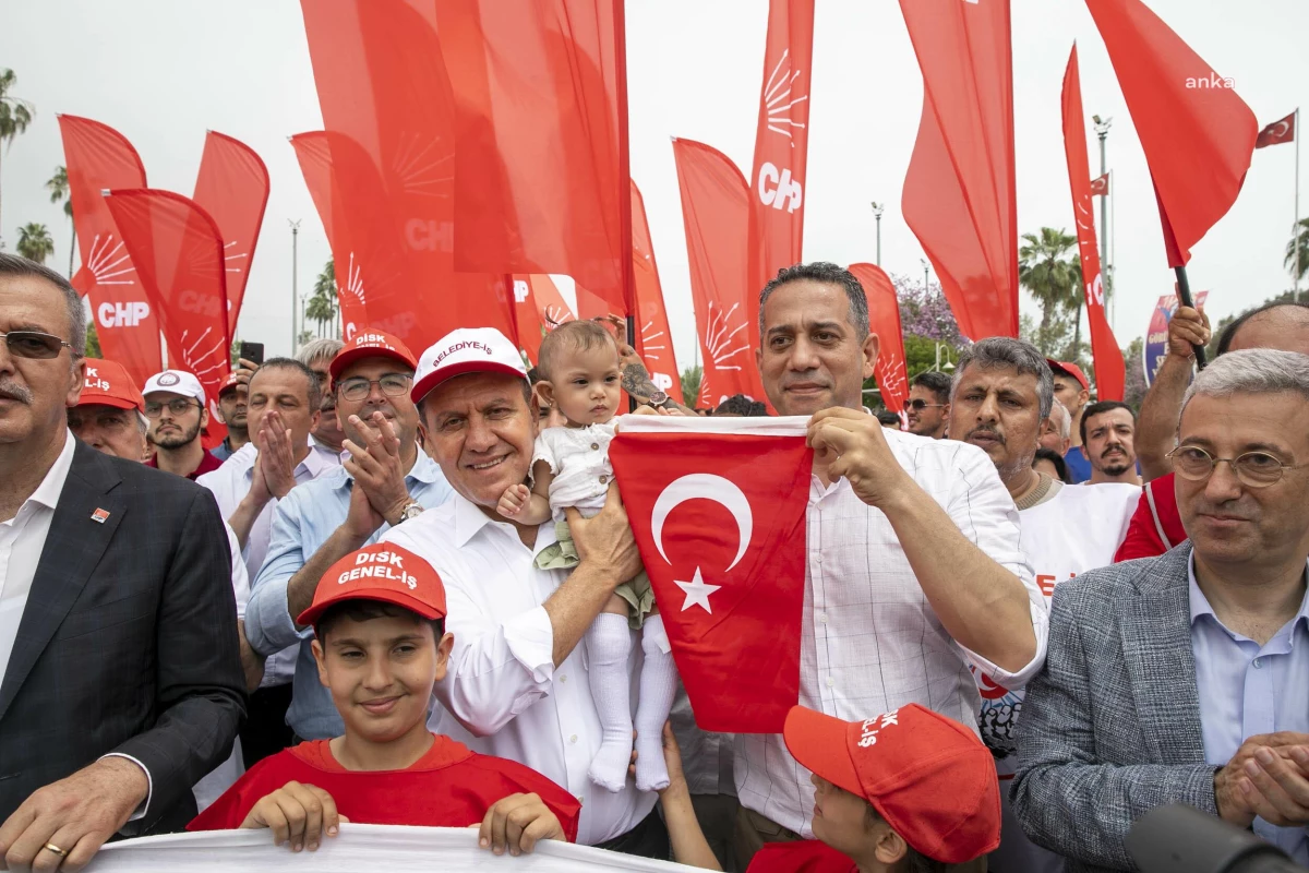 Mersin Büyükşehir Belediye Başkanı Vahap Seçer, 1 Mayıs\'ta İşçi ve Emekçilerle Birlikte Yürüdü