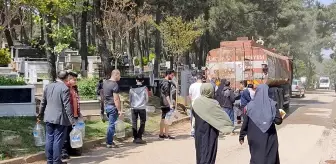 Mezarlıktaki çeşmelerden su akmayınca gönderilen tankerin önünde kuyruk oluştu