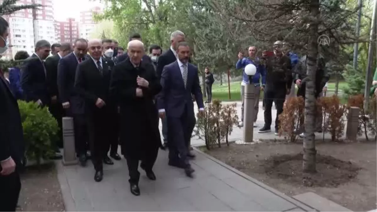 MHP Genel Başkanı Bahçeli, Alparslan Türkeş\'in kabrini ziyaret etti