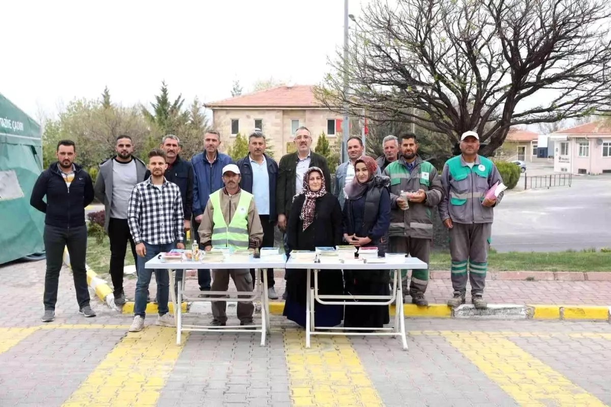 Nevşehir\'de Mezarlıklara gelen vatandaşlara Yasin-İ Şerif dağıtıldı