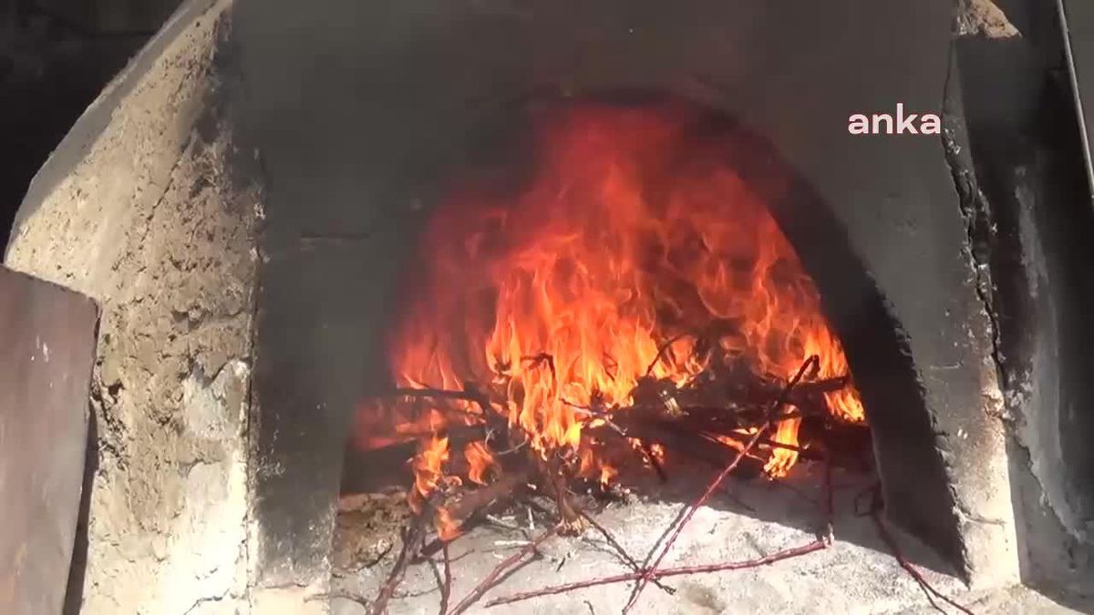 Osmaniyeli Hülya Küçükyılmaz, Çocuklarının Okul Masrafını Karşılamak İçin Köyde Ekmek Yapıp Satıyor