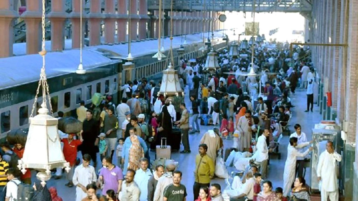 Pakistan\'da Ramazan Bayramı Nedeniyle Tren İstasyonları Doldu