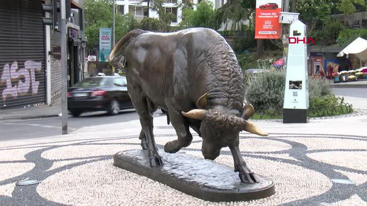 RESTORASYONU TAMAMLANAN BOĞA HEYKELİ AÇILDI; ÜZERİNE ÇIKIP 'DUYARLI OLUN' DEDİ