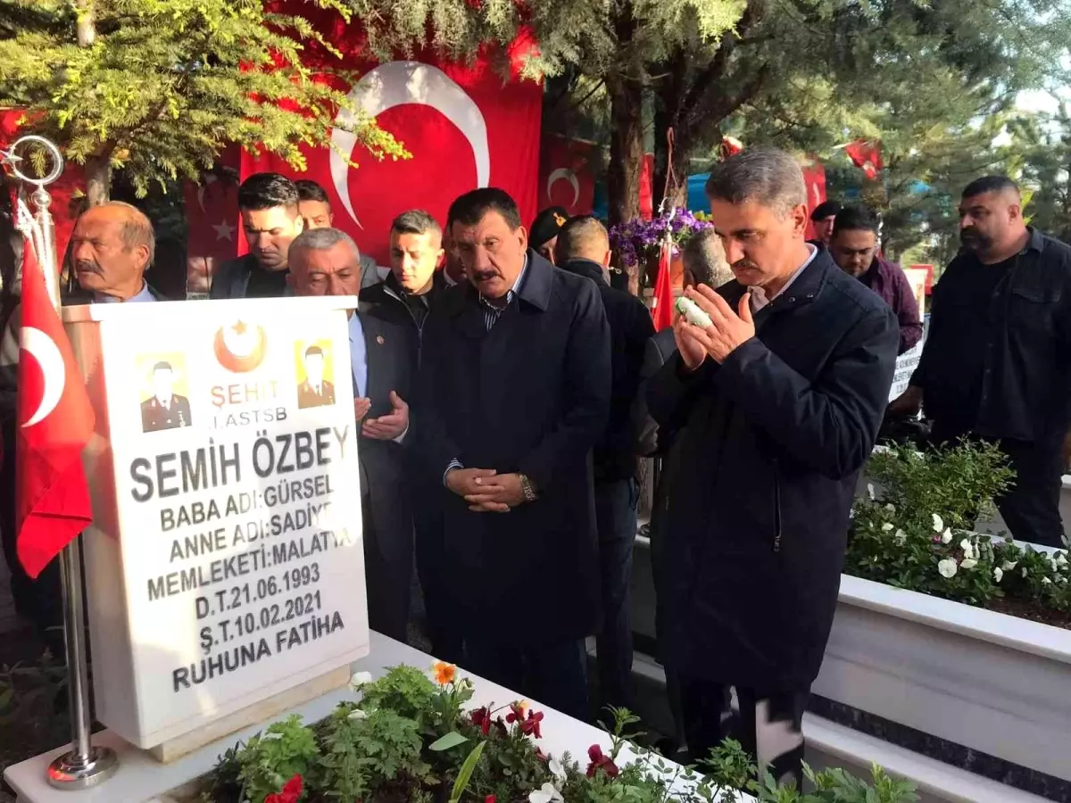 Şehitlikte hüzünlü bayramlaşma