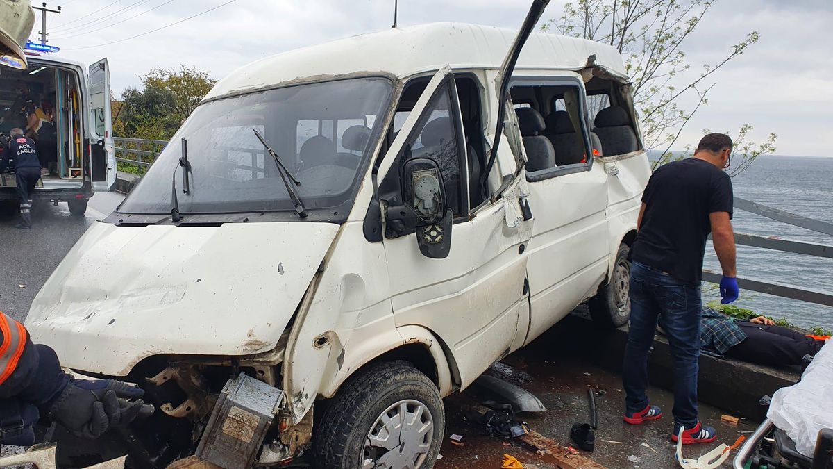 Trabzon\'da minibüs bariyerlere çarptı, 2\'si çocuk 5 kişi yaralandı