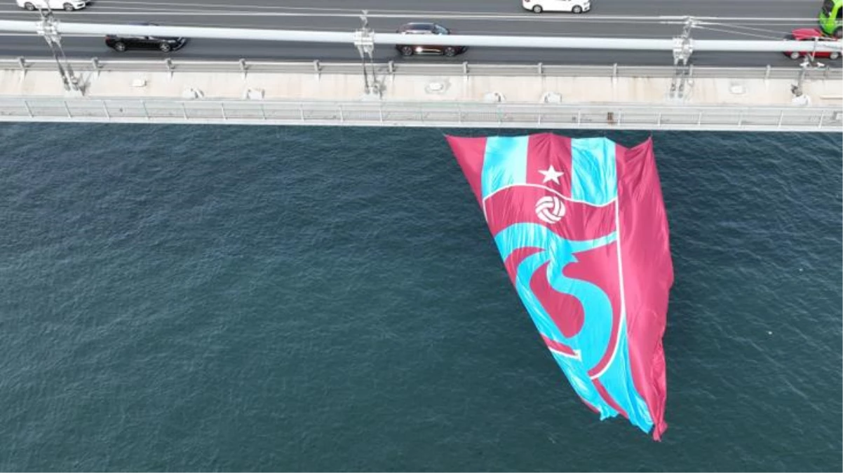 Trabzonspor, İstanbul\'da köprüye asılan bayrağı 1967 eşit parçaya bölüp satışa sundu