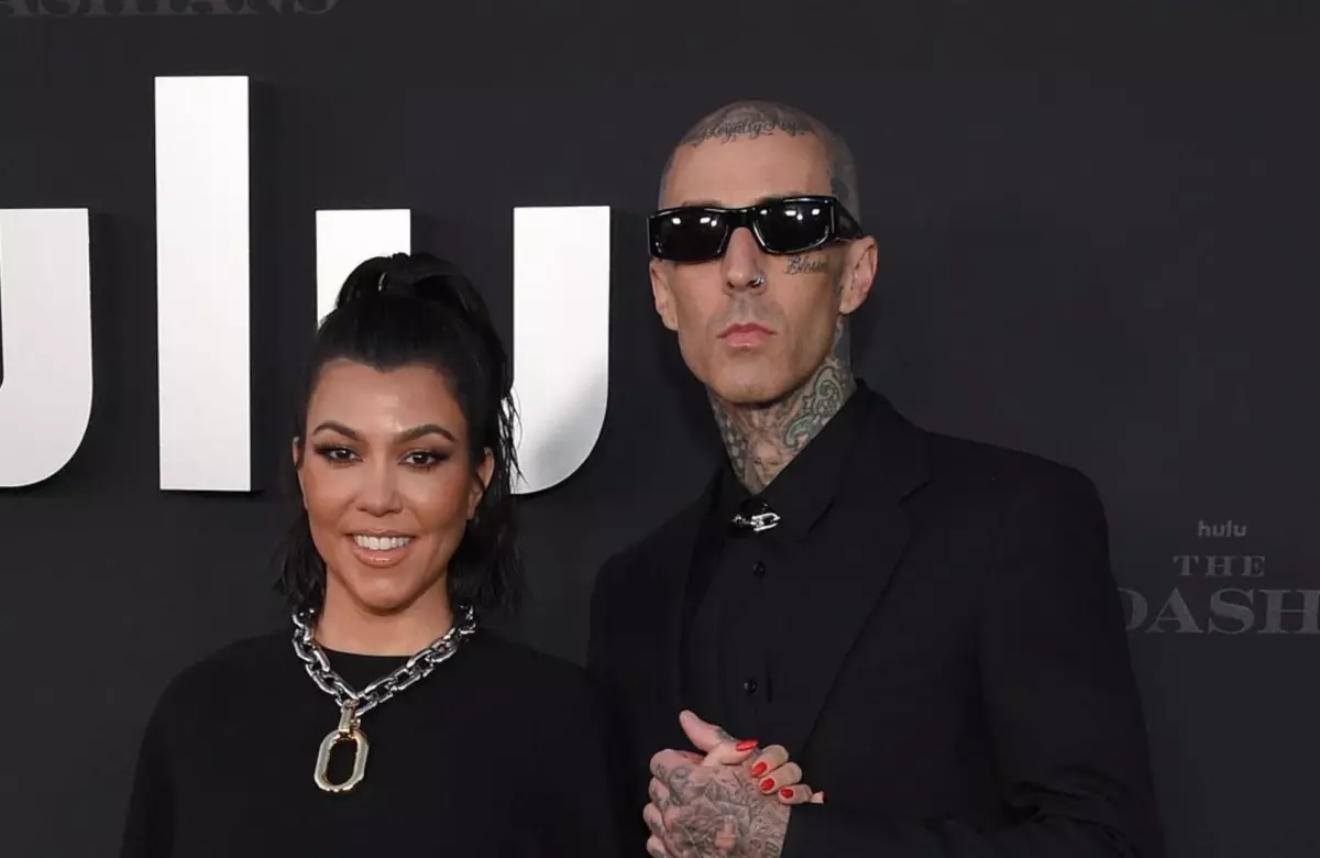 Travis Barker evlenme izni istemek için Kourtney\'nin babasının mezarını ziyaret etti