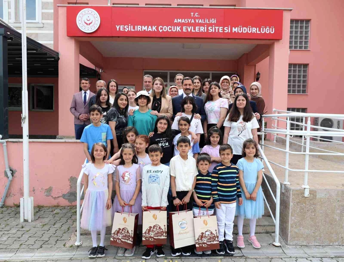 Vali Masatlı\'dan bayramın ilk ziyareti çocuk evlerine