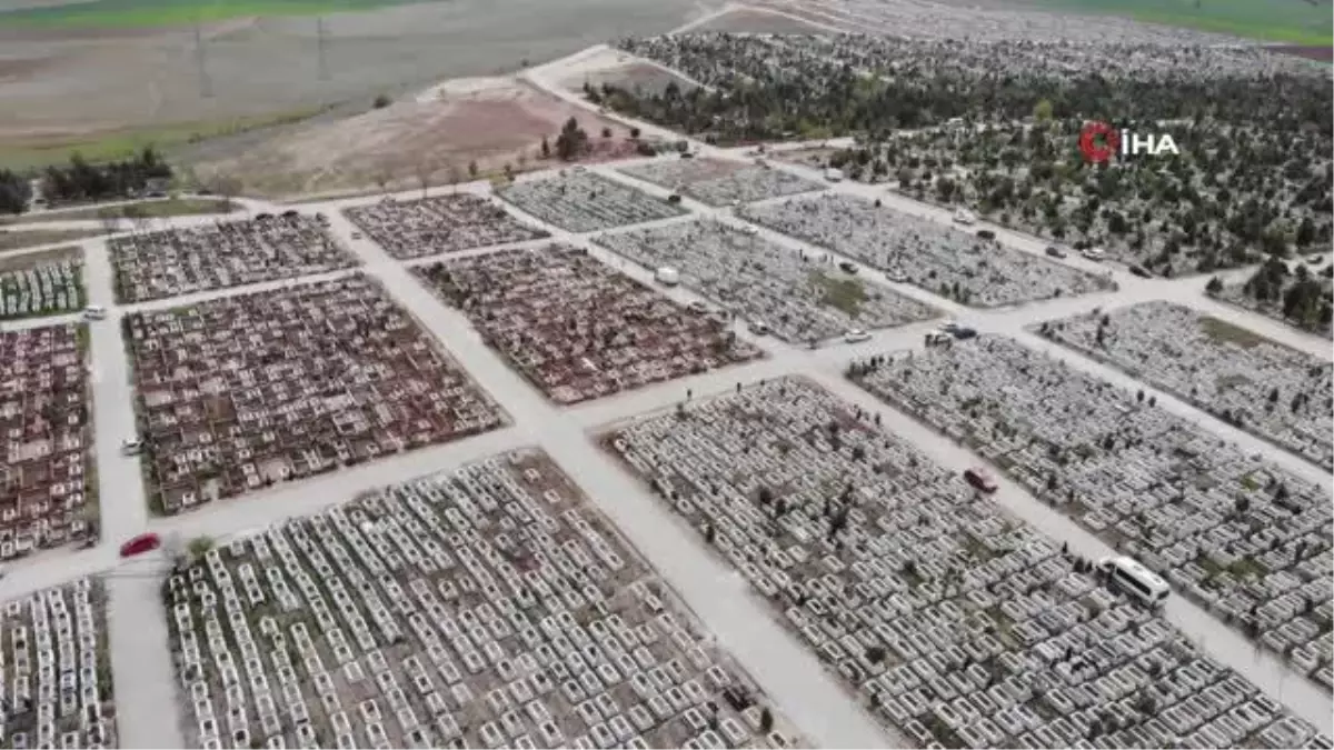 Vefat eden yakınlarını bayramın ilk gününde yalnız bırakmadılar