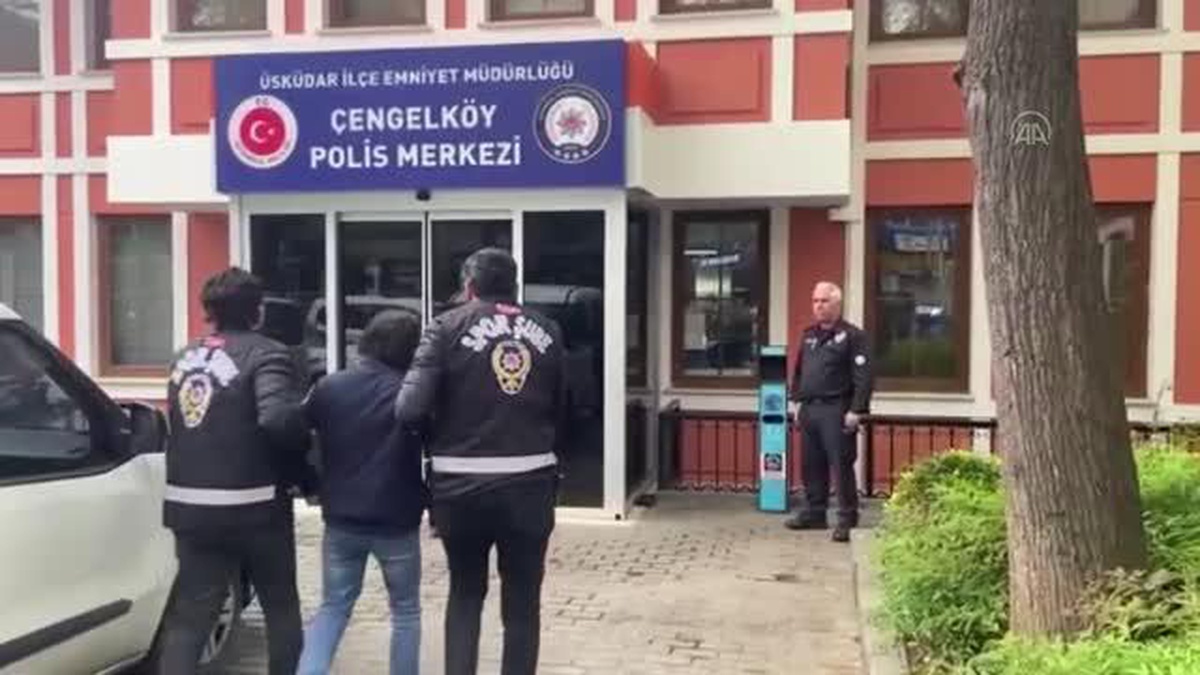 15 Temmuz Şehitler Köprüsü\'ndeki Trabzonspor bayrağını indirmeye çalışan şüpheli yakalandı