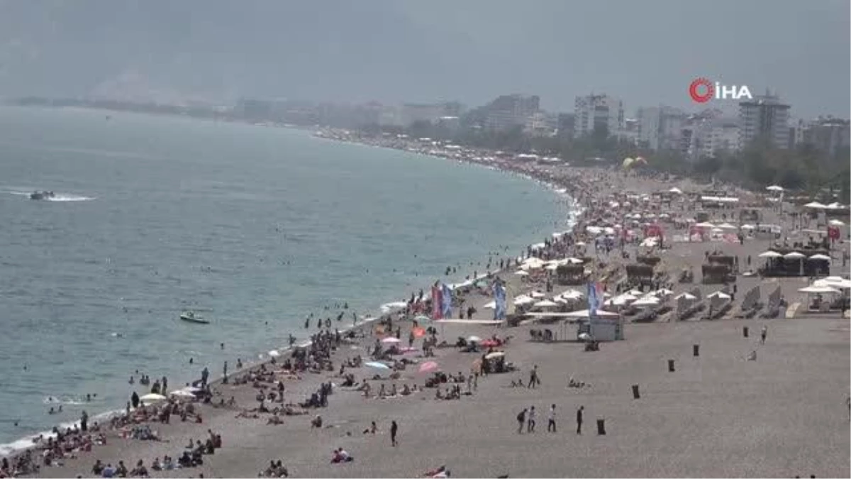 Antalya\'da Ramazan Bayramı\'nı fırsat bilenler dünyaca ünlü sahile akın etti