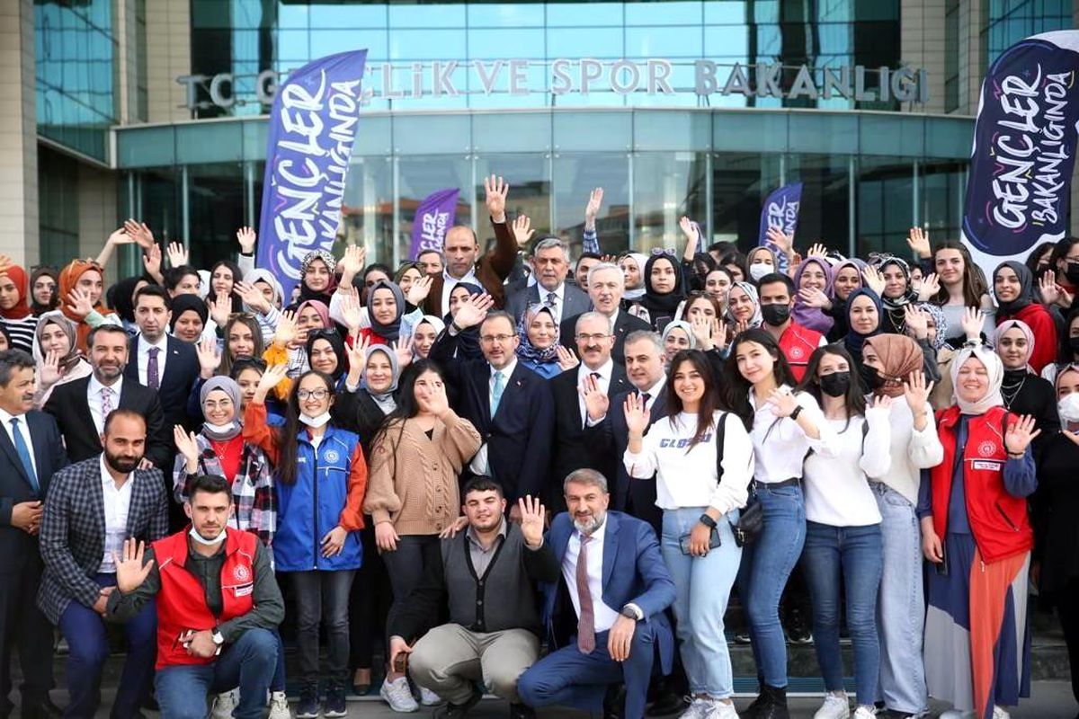 Bakan Kasapoğlu, sosyal medyadan bayramlaştı