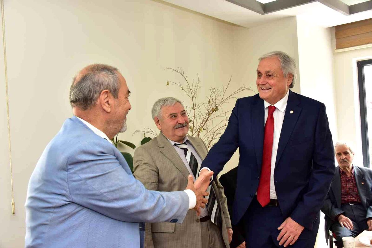 Başkan Bakkalcıoğlu partililerle bayramlaştı