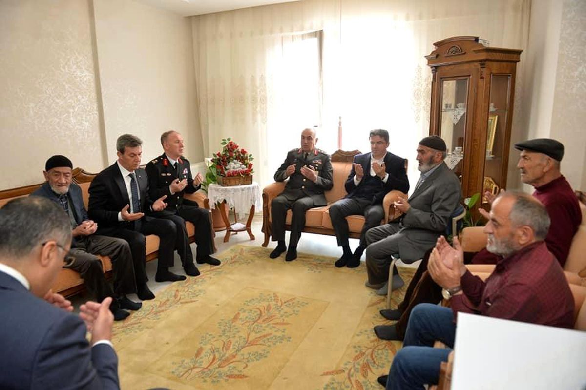 Son dakika: Bayramda şehit aileleri unutulmadı