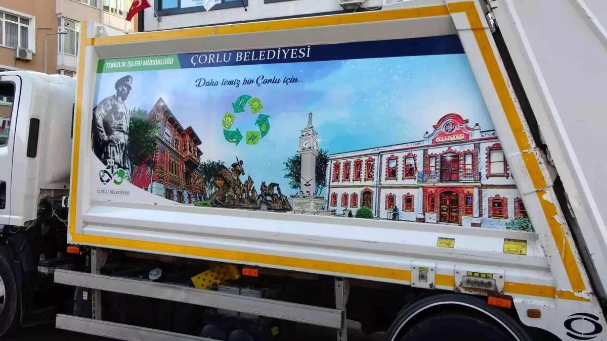Çorlu Belediyesi'nin Atatürk fotoğraflı çöp kamyonları tepki çekti