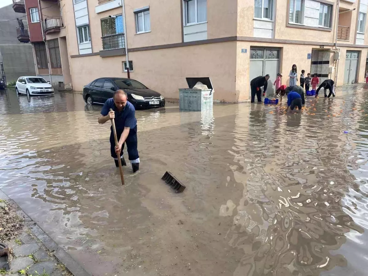 Eskişehir\'de yollar göle döndü, küreği alan vatandaş logara koştu