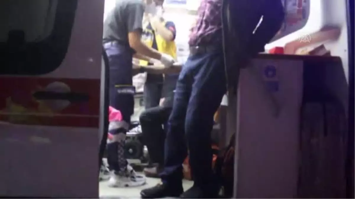 Hafif ticari araç ile minibüsün çarpışması sonucu 7 kişi yaralandı