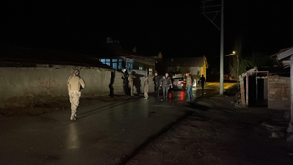 İki kadının yaralandığı kavgada bir kişi polise silah doğrulttuktan sonra kaçtı