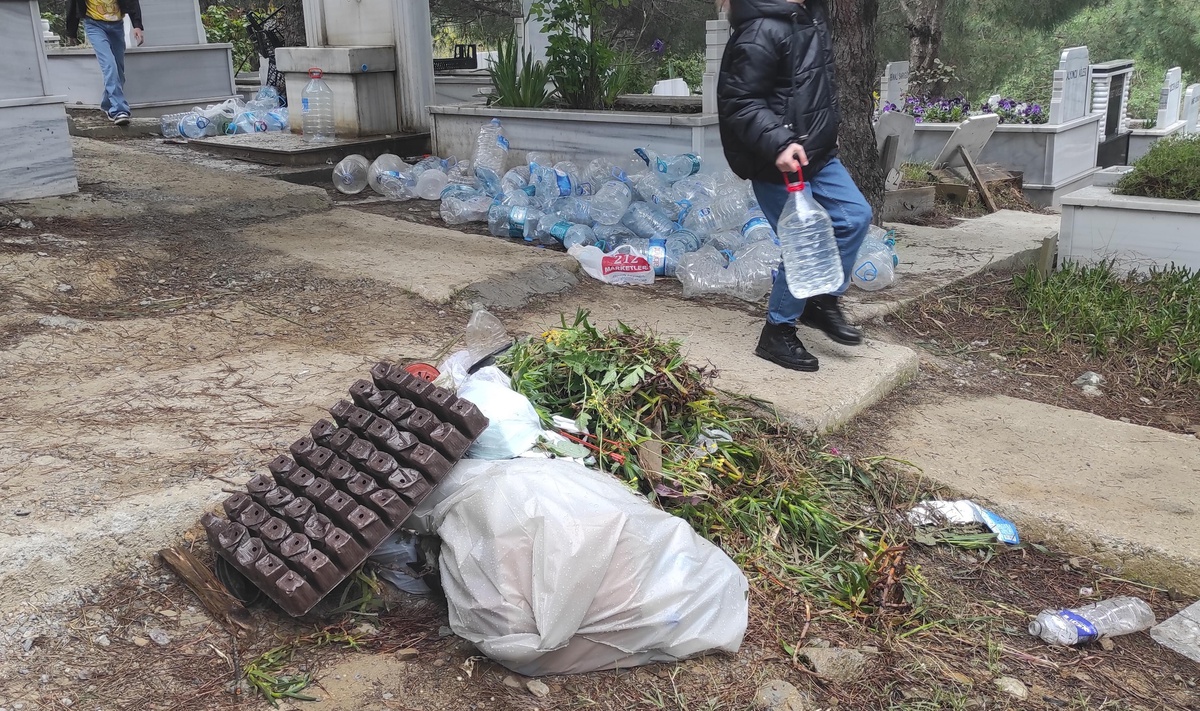 İstanbul\'da mezarlıklardaki çöp birikintileri tepki çekti