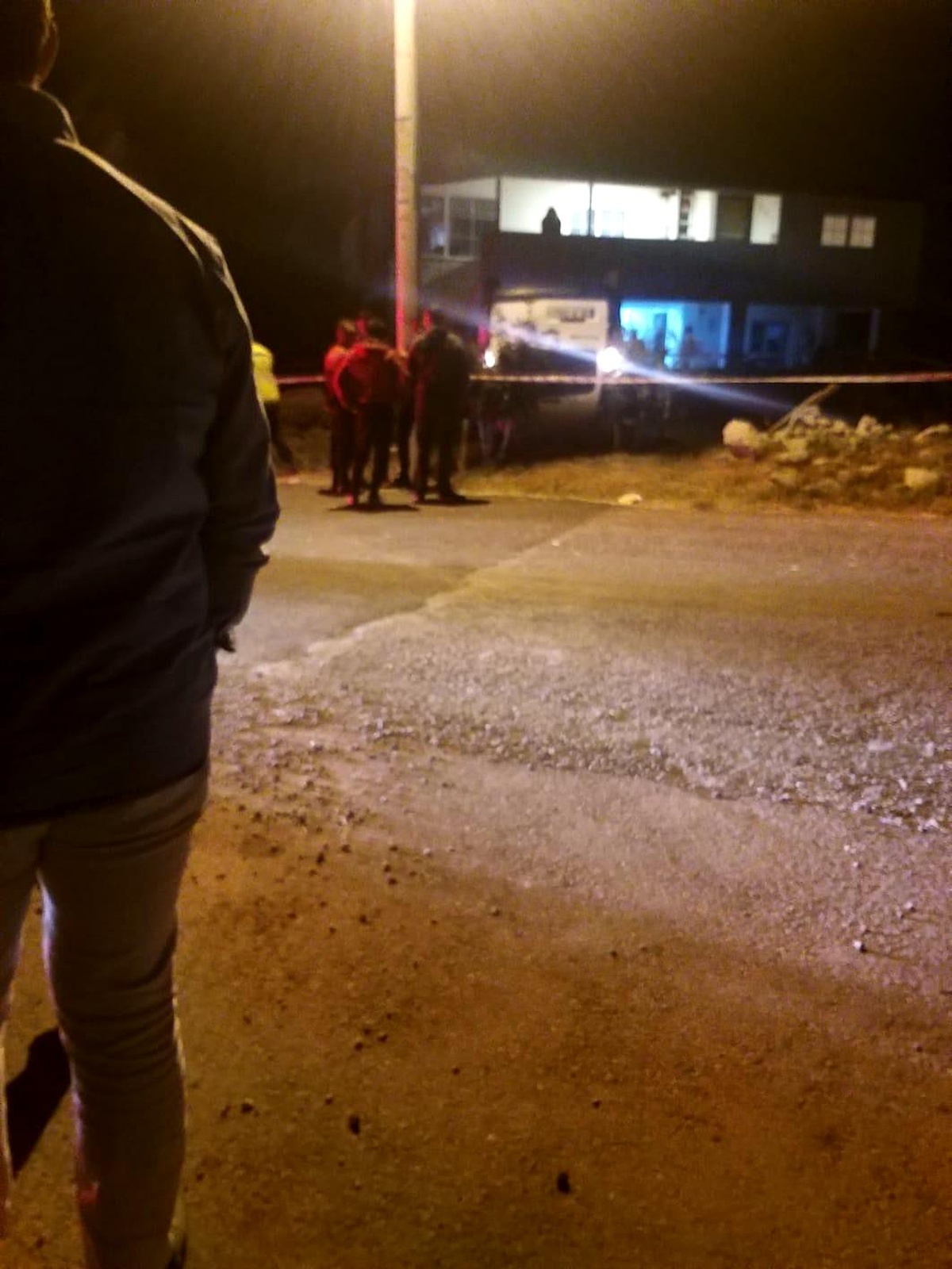 İzmir\'de yoldan çıkarak kayaya çarpan sürücü hayatını kaybetti