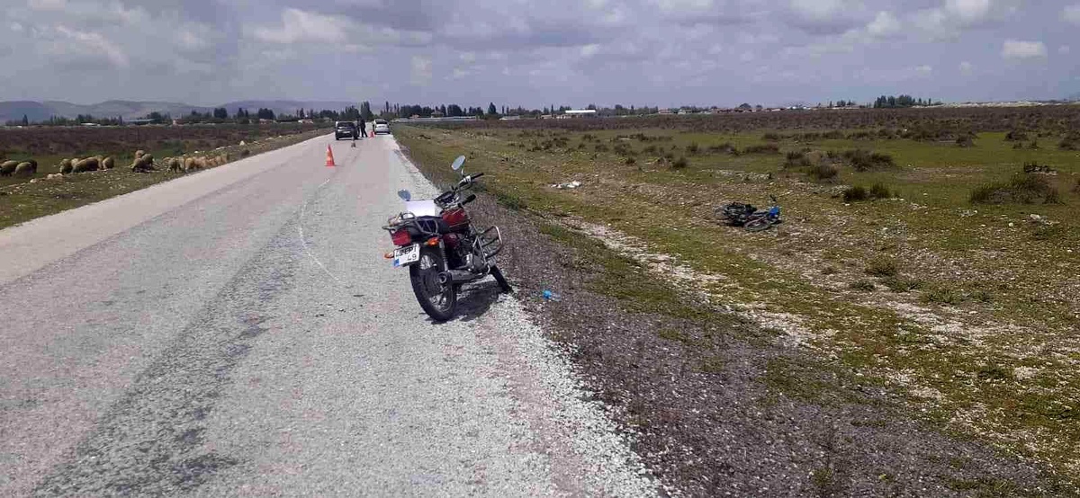 Konya\'da motosikletler çarpıştı: 3 yaralı