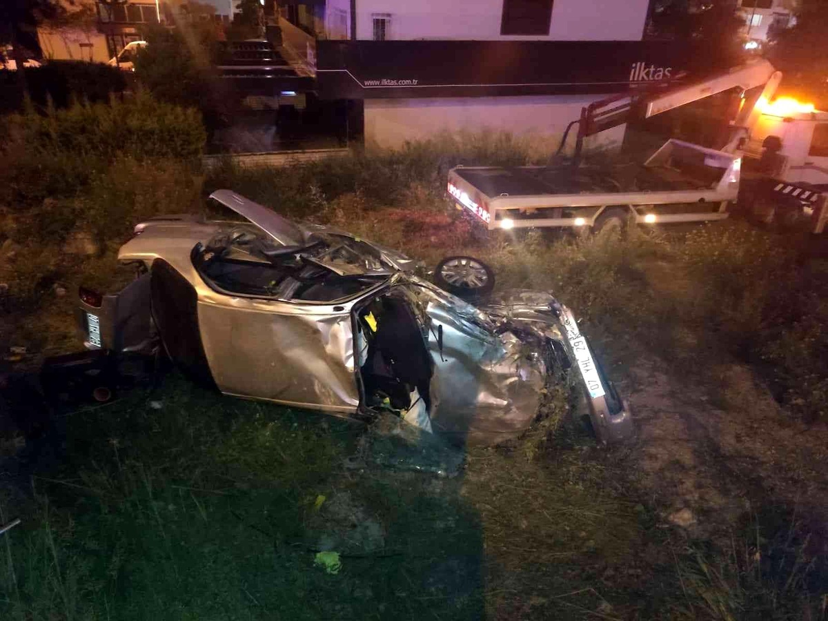 Son dakika 3. sayfa: Kuşadası\'nda motosiklet ile otomobil kafa kafaya çarpıştı: 2\'si ağır 3 yaralı