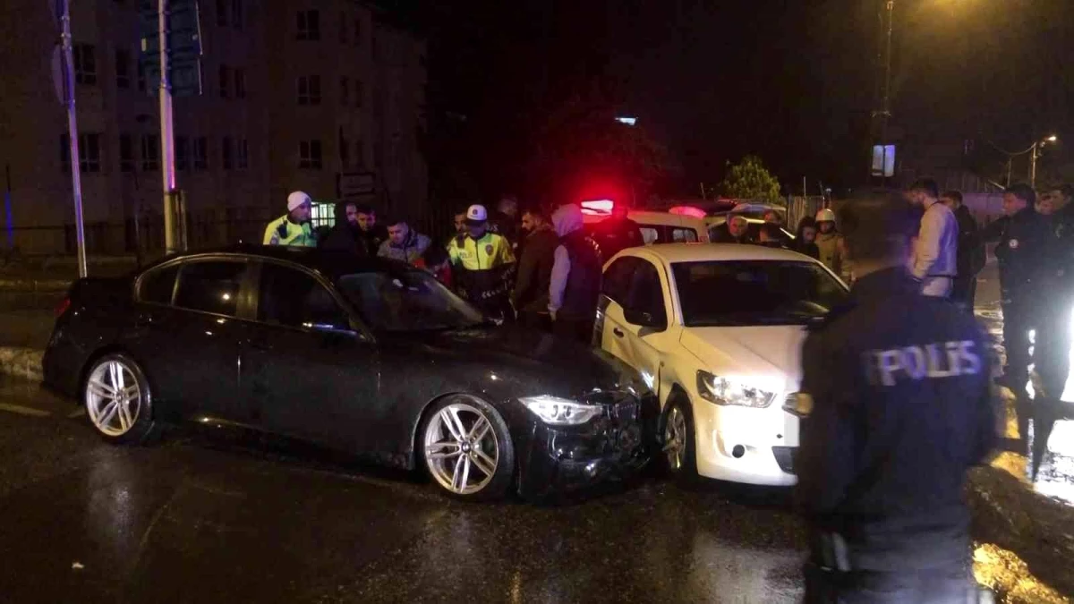 Son dakika haber! Maltepe\'de, 1 kişinin yaralandığı kaza sonrası sürücülerin kavgası kamerada