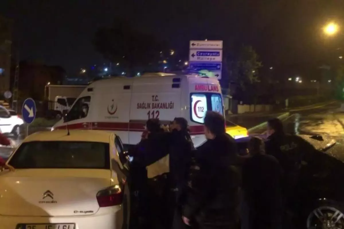 Son dakika: Maltepe\'de, 1 kişinin yaralandığı kaza sonrası sürücülerin kavgası kamerada